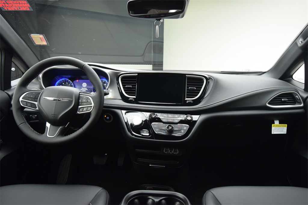 new 2025 Chrysler Pacifica car, priced at $43,837