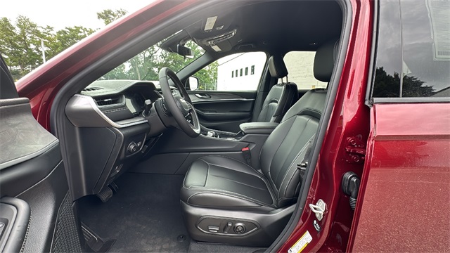 new 2025 Jeep Grand Cherokee car, priced at $45,025