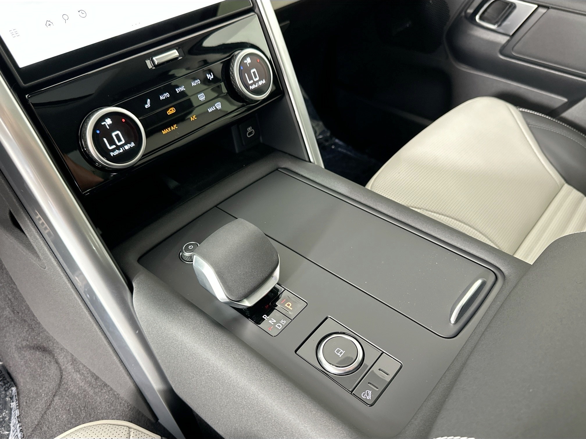 new 2025 Land Rover Discovery car, priced at $76,778