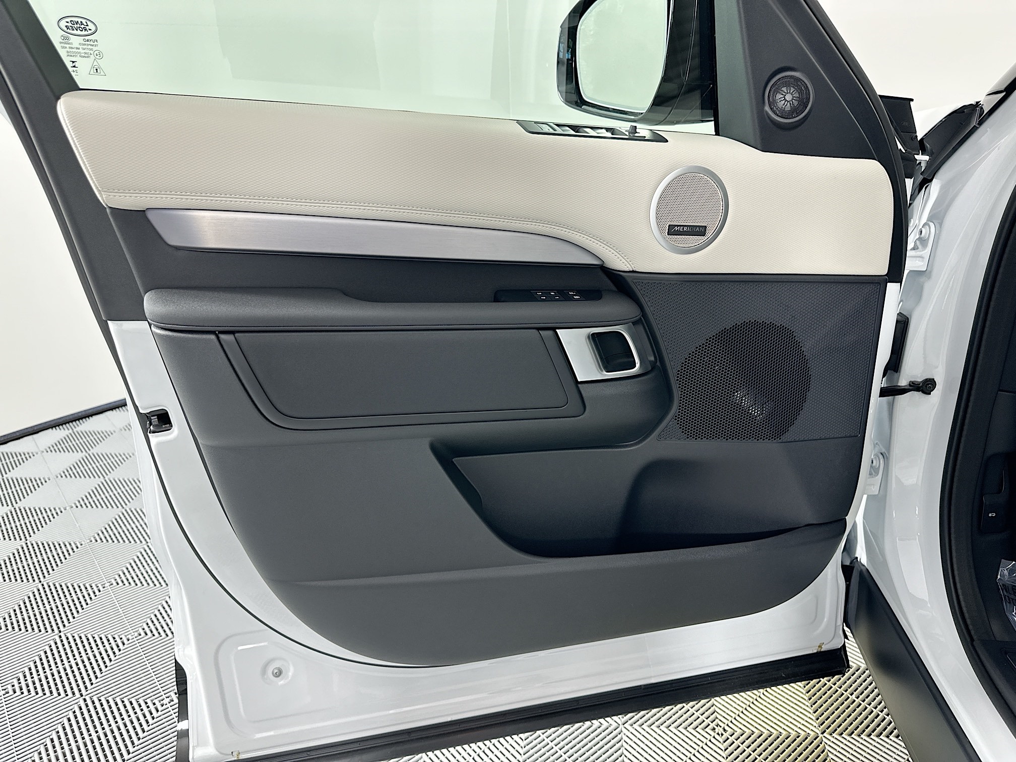 new 2025 Land Rover Discovery car, priced at $76,778