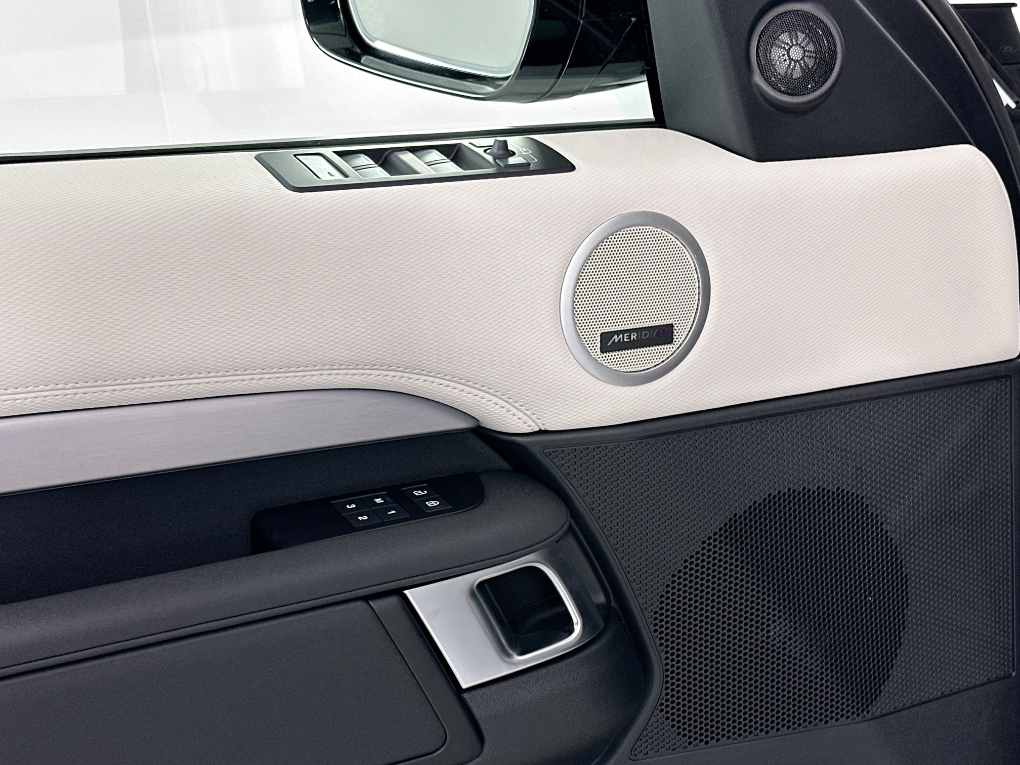 new 2025 Land Rover Discovery car, priced at $76,778