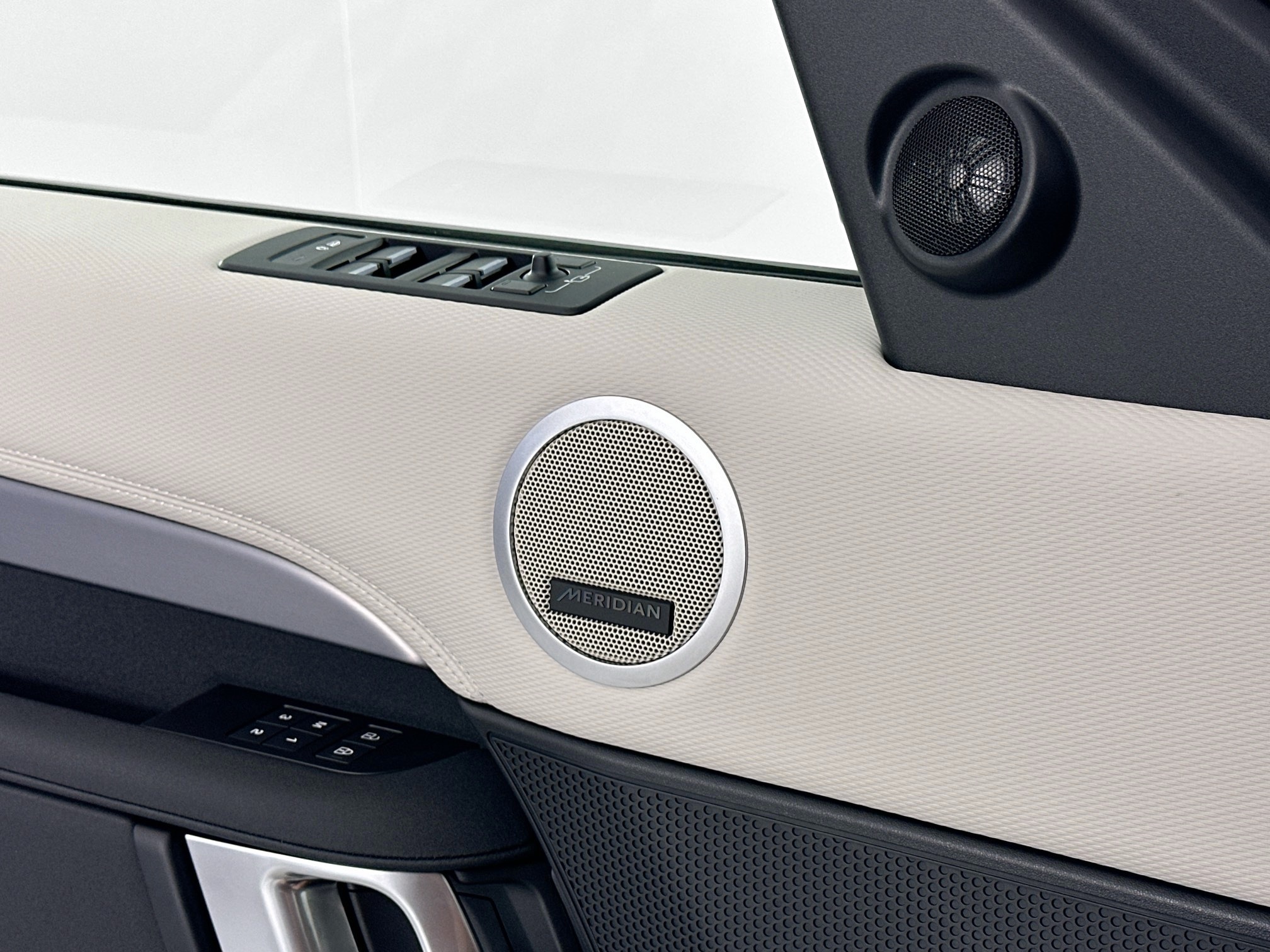 new 2025 Land Rover Discovery car, priced at $76,778