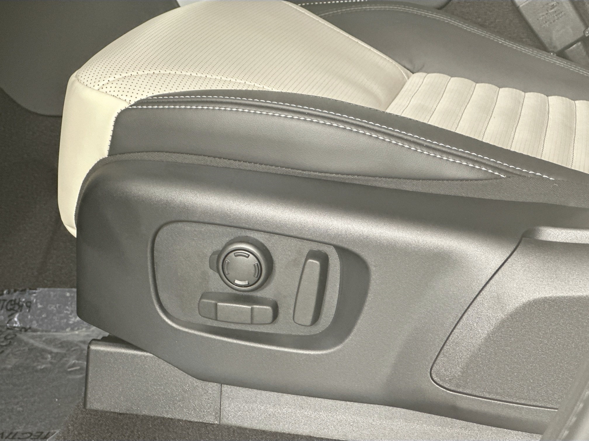 new 2025 Land Rover Discovery car, priced at $76,778