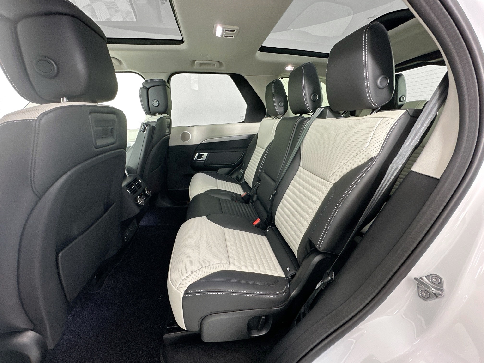 new 2025 Land Rover Discovery car, priced at $76,778
