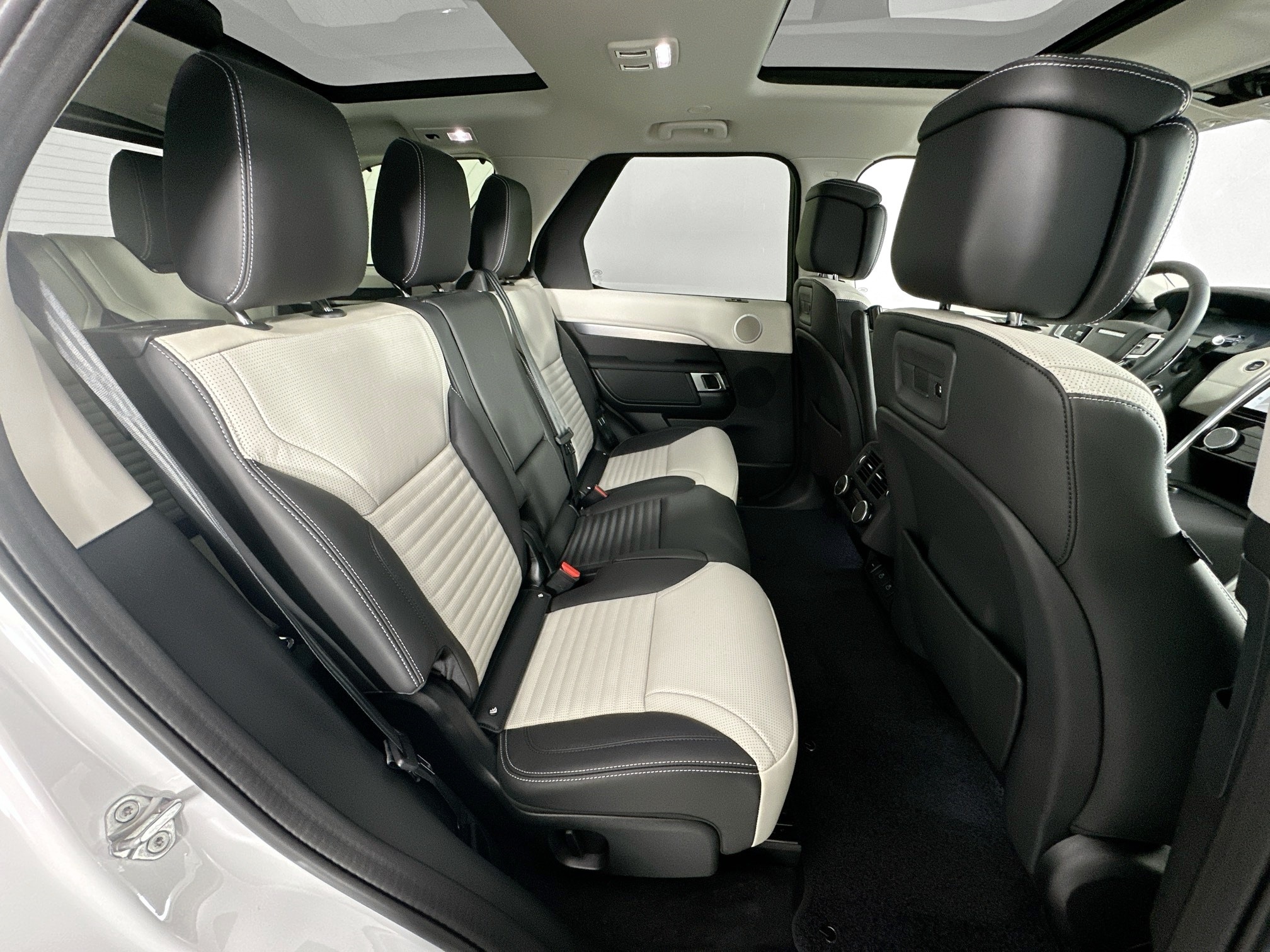 new 2025 Land Rover Discovery car, priced at $76,778