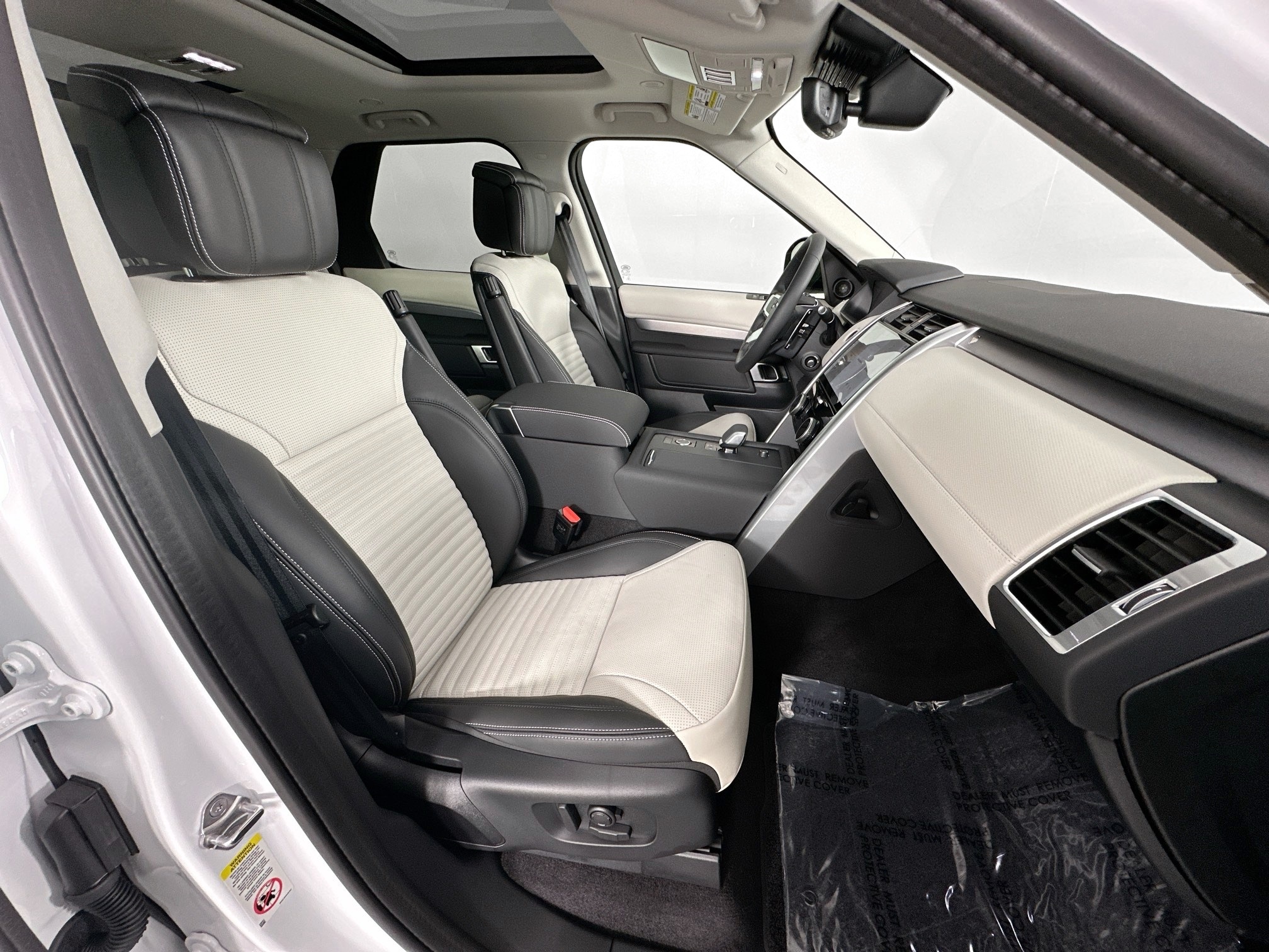 new 2025 Land Rover Discovery car, priced at $76,778