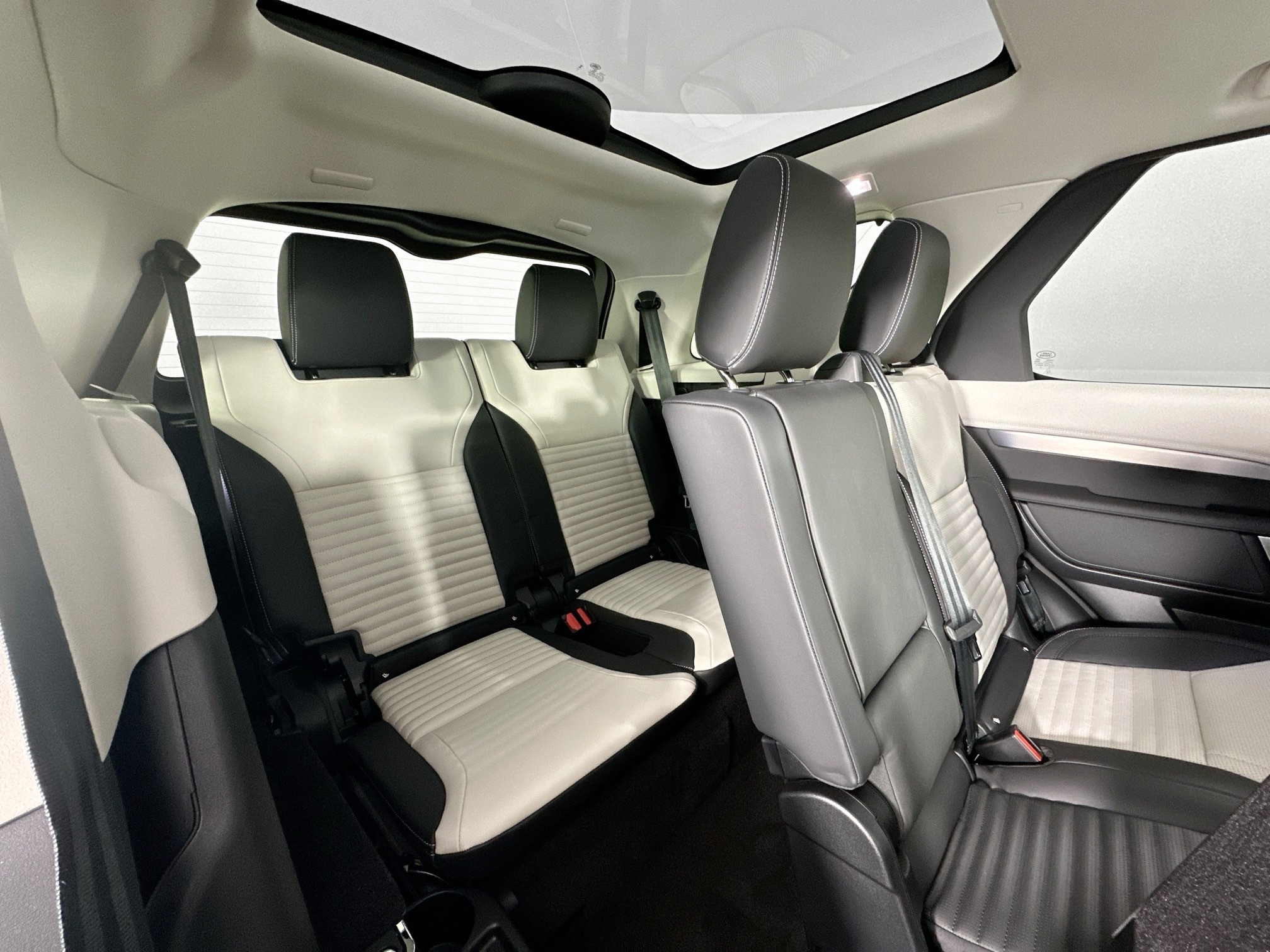 new 2025 Land Rover Discovery car, priced at $76,778