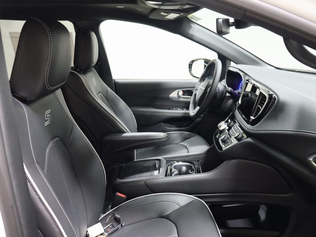 new 2025 Chrysler Pacifica car, priced at $52,364