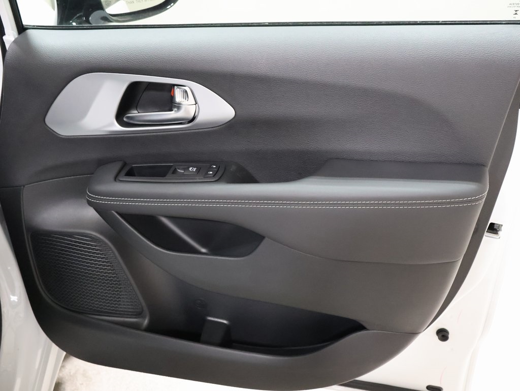 new 2025 Chrysler Pacifica car, priced at $52,364