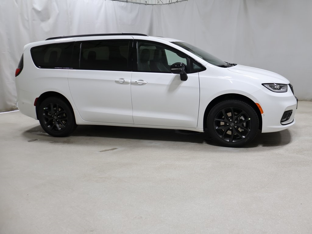 new 2025 Chrysler Pacifica car, priced at $52,364