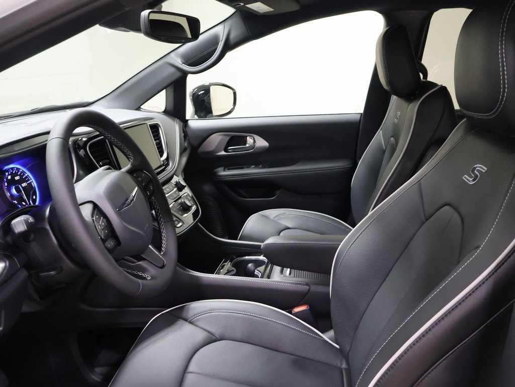 new 2025 Chrysler Pacifica car, priced at $52,364