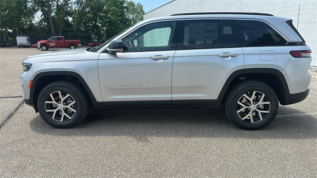 new 2025 Jeep Grand Cherokee car, priced at $45,025