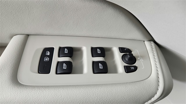 new 2025 Volvo XC60 car, priced at $60,660