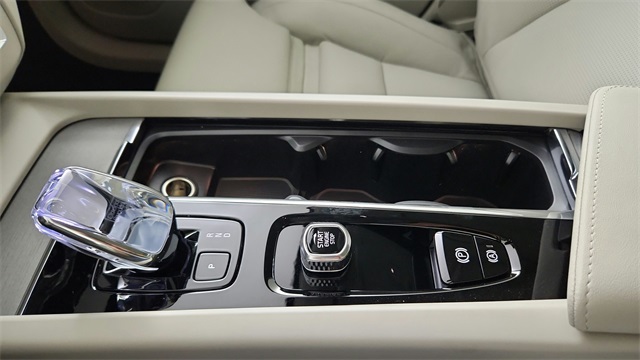 new 2025 Volvo XC60 car, priced at $60,660