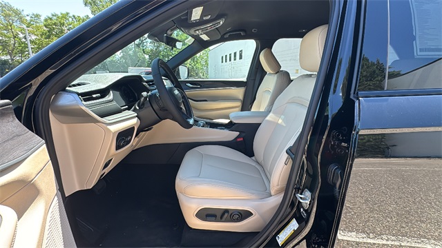 new 2025 Jeep Grand Cherokee car, priced at $45,912