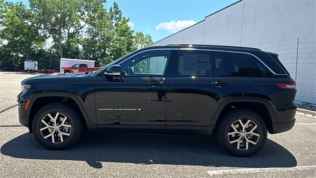 new 2025 Jeep Grand Cherokee car, priced at $45,912