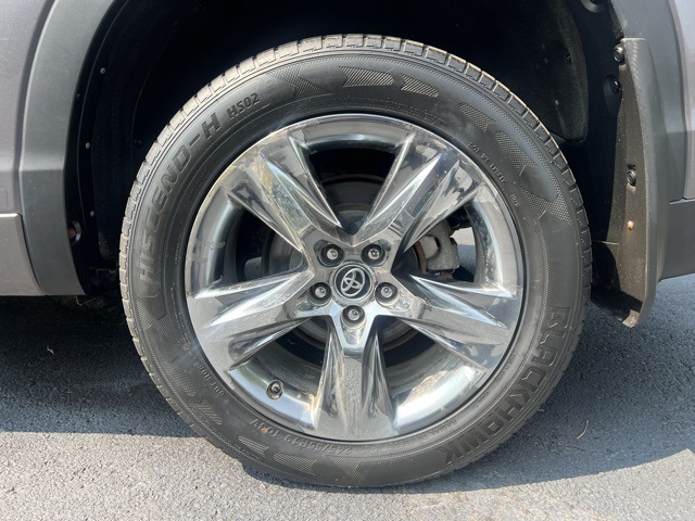 used 2019 Toyota Highlander Hybrid car, priced at $29,500