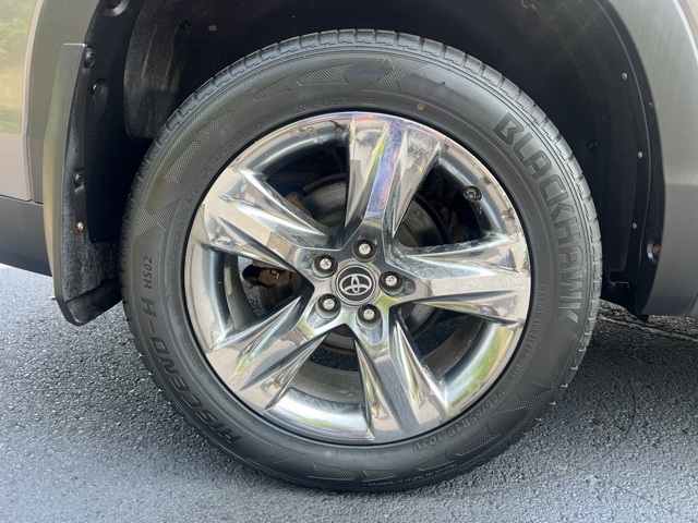 used 2019 Toyota Highlander Hybrid car, priced at $29,500