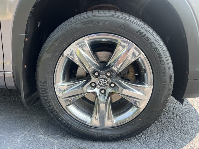 used 2019 Toyota Highlander Hybrid car, priced at $29,500