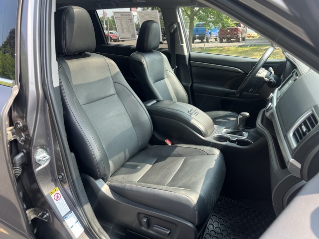 used 2019 Toyota Highlander Hybrid car, priced at $29,500