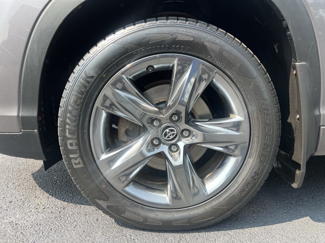 used 2019 Toyota Highlander Hybrid car, priced at $29,500