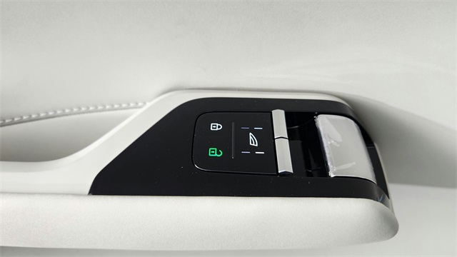 new 2025 Volvo EX90 car, priced at $95,585