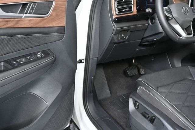 new 2025 Volkswagen Atlas car, priced at $39,922