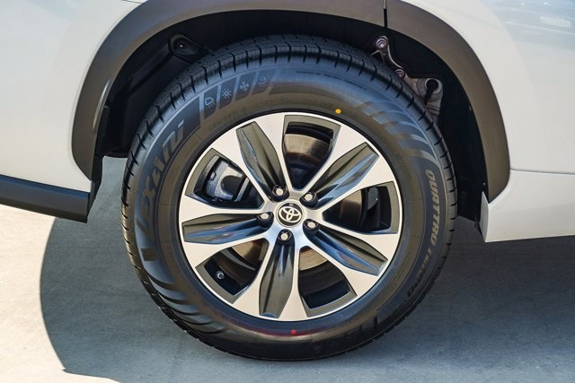 used 2022 Toyota Highlander car, priced at $36,388