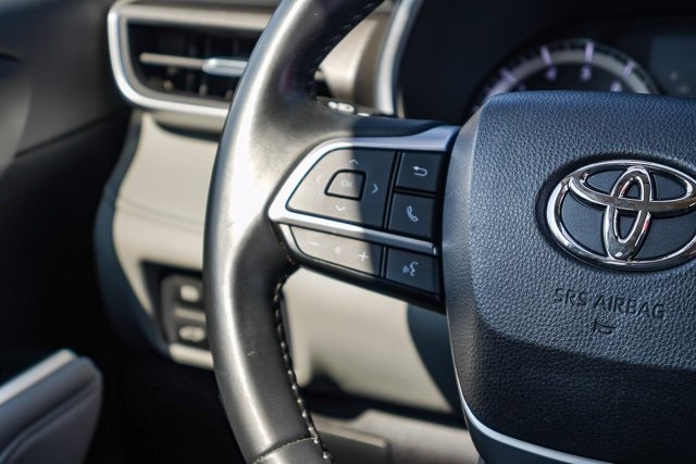 used 2022 Toyota Highlander car, priced at $36,388