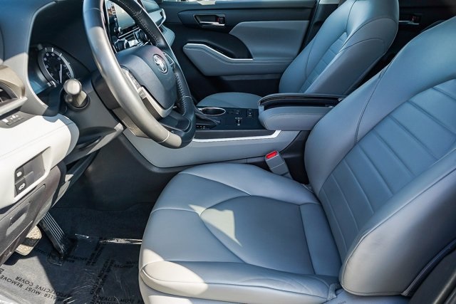 used 2022 Toyota Highlander car, priced at $36,388