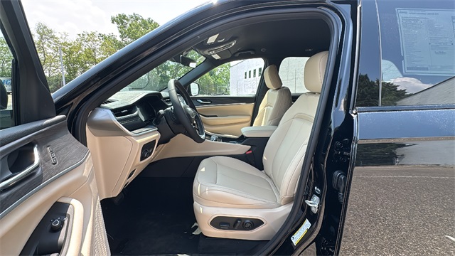 new 2025 Jeep Grand Cherokee car, priced at $46,275