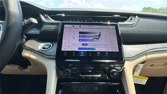new 2025 Jeep Grand Cherokee car, priced at $46,275