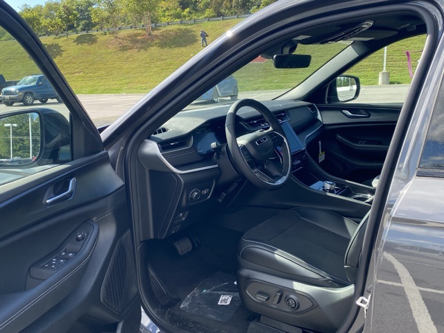 new 2025 Jeep Grand Cherokee car, priced at $39,795