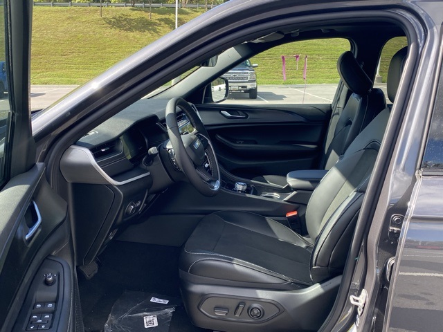 new 2025 Jeep Grand Cherokee car, priced at $39,795