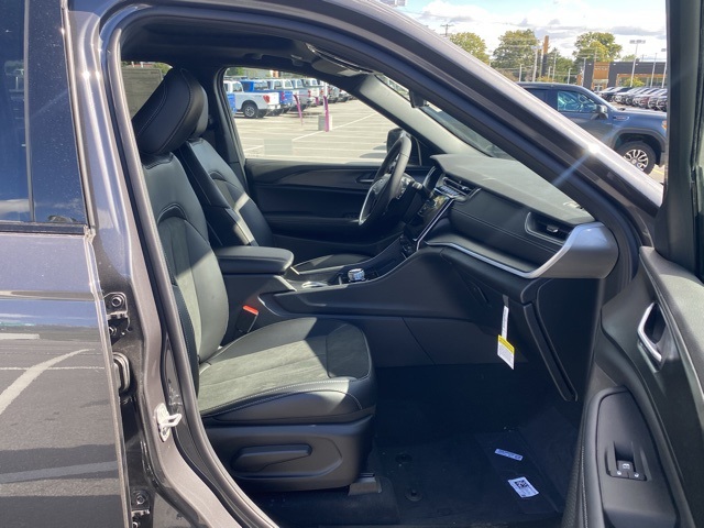 new 2025 Jeep Grand Cherokee car, priced at $39,795