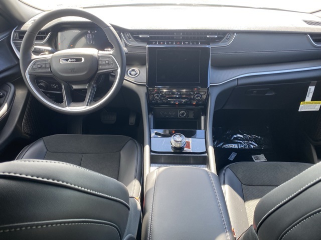 new 2025 Jeep Grand Cherokee car, priced at $39,795