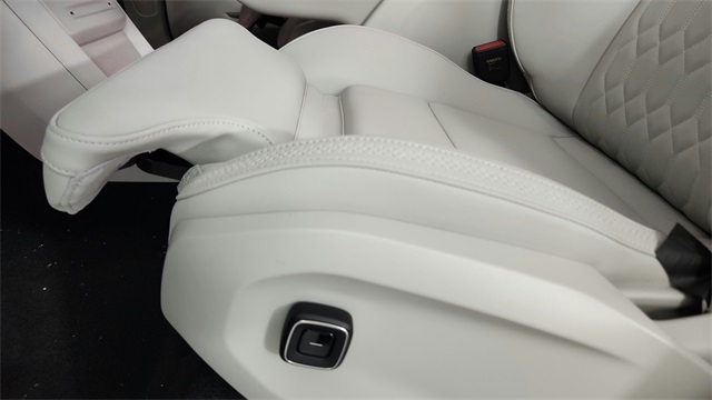 new 2025 Volvo EX90 car, priced at $86,290