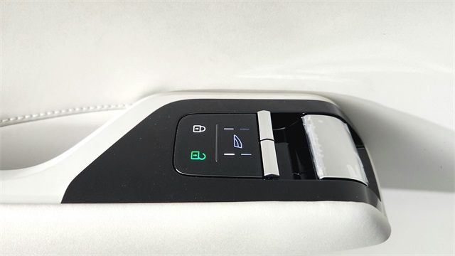 new 2025 Volvo EX90 car, priced at $85,395