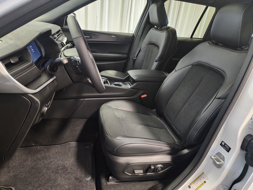 new 2025 Jeep Grand Cherokee car, priced at $41,999