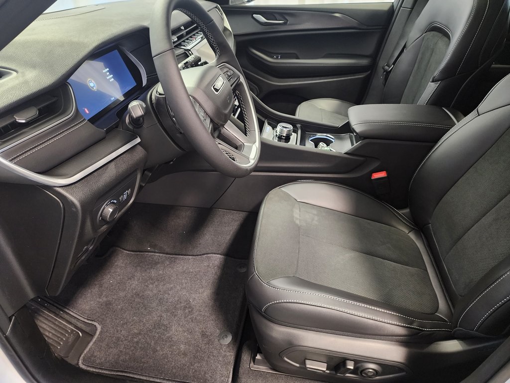 new 2025 Jeep Grand Cherokee car, priced at $41,999