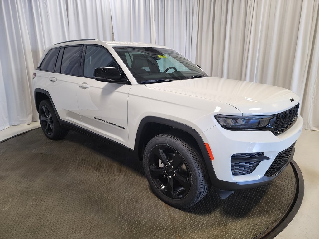 new 2025 Jeep Grand Cherokee car, priced at $41,999