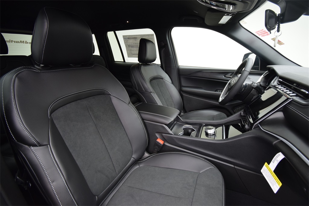 new 2025 Jeep Grand Cherokee car, priced at $41,928