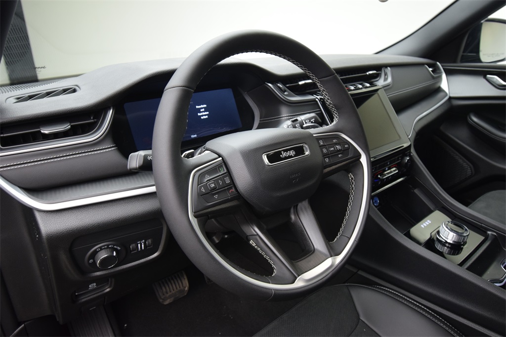 new 2025 Jeep Grand Cherokee car, priced at $41,928