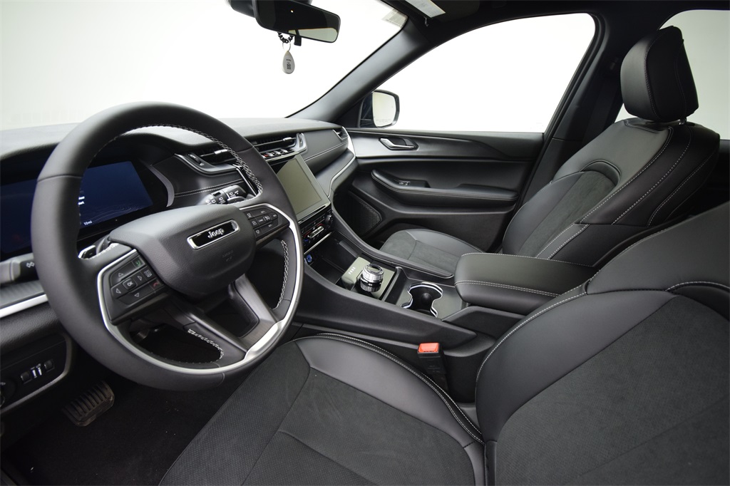 new 2025 Jeep Grand Cherokee car, priced at $41,928