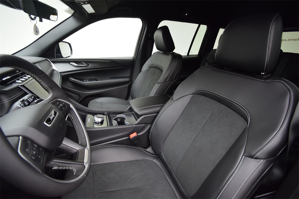 new 2025 Jeep Grand Cherokee car, priced at $41,928