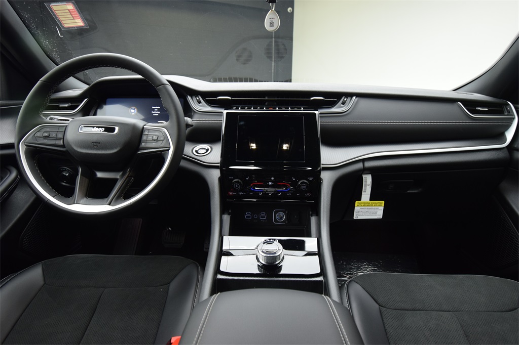 new 2025 Jeep Grand Cherokee car, priced at $41,928