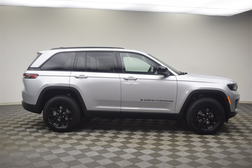 new 2025 Jeep Grand Cherokee car, priced at $41,928