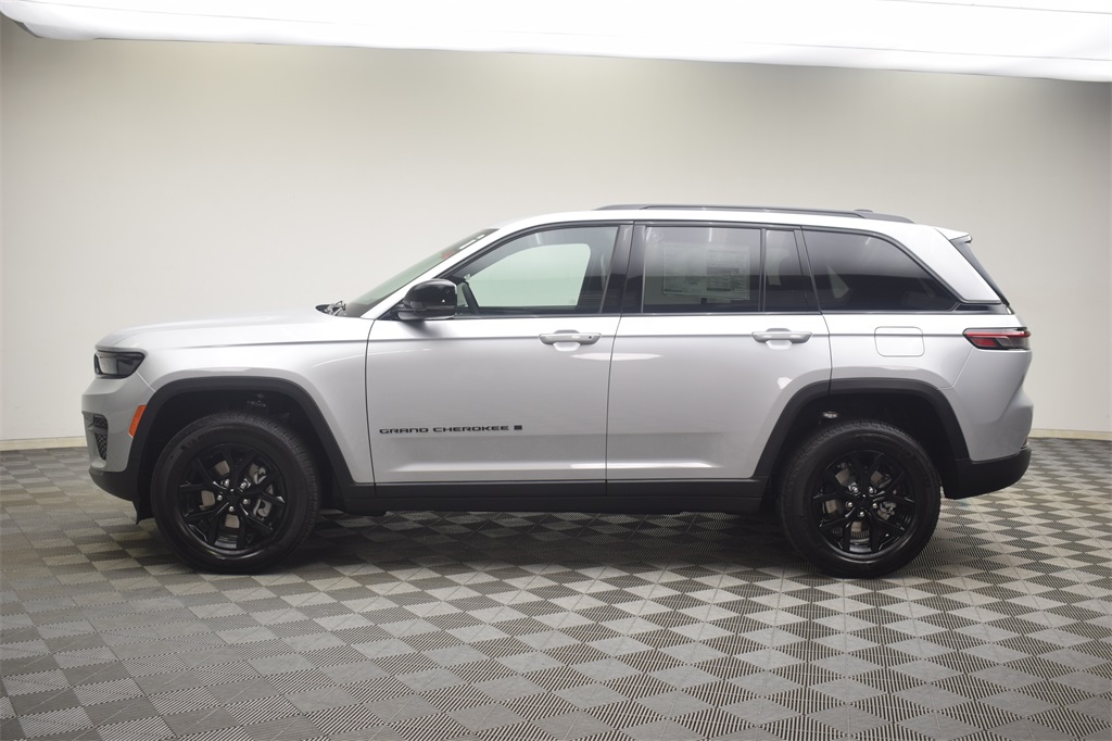 new 2025 Jeep Grand Cherokee car, priced at $41,928