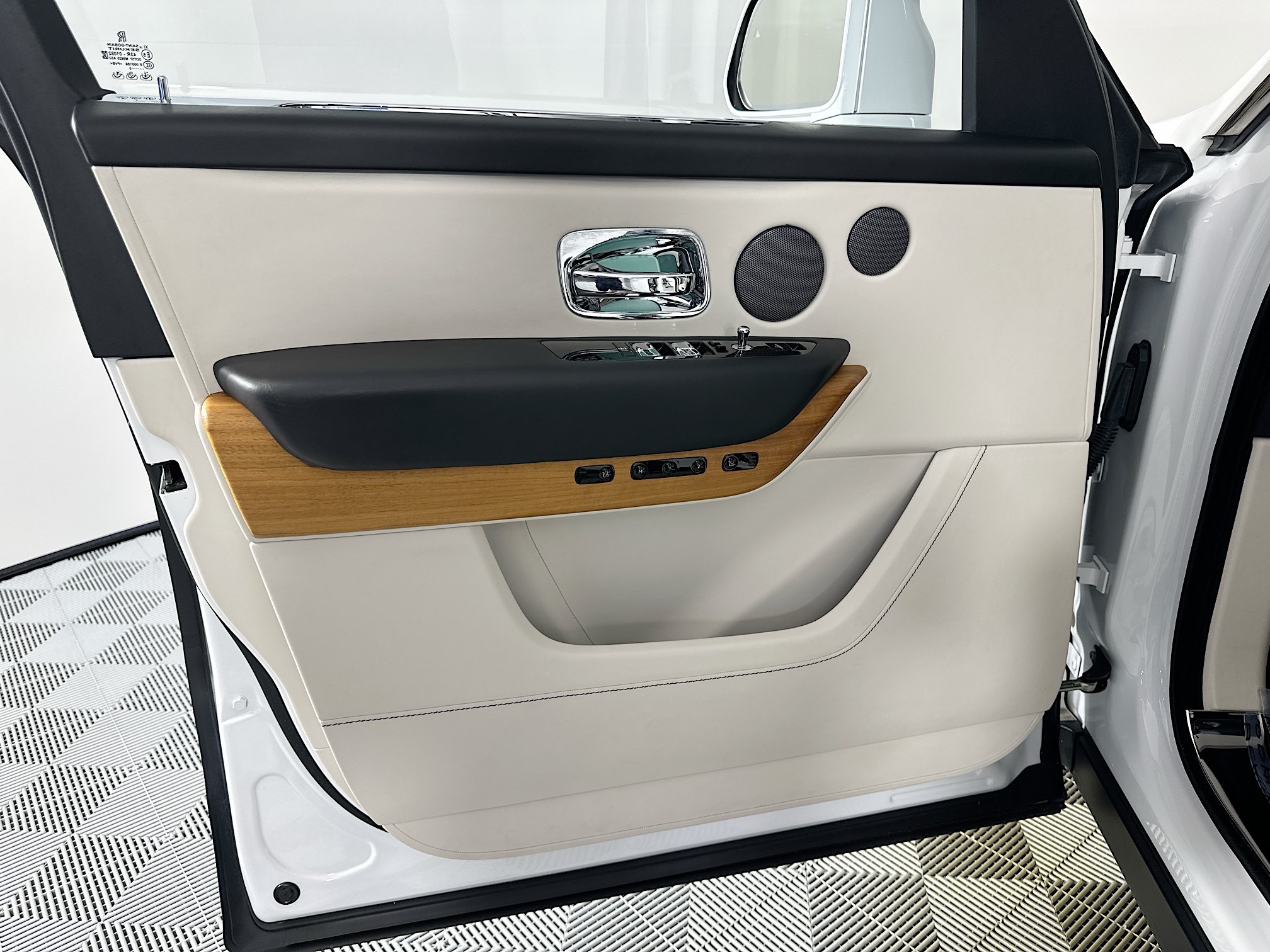 used 2020 Rolls-Royce Cullinan car, priced at $264,999