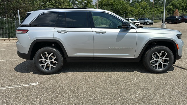new 2025 Jeep Grand Cherokee car, priced at $45,025